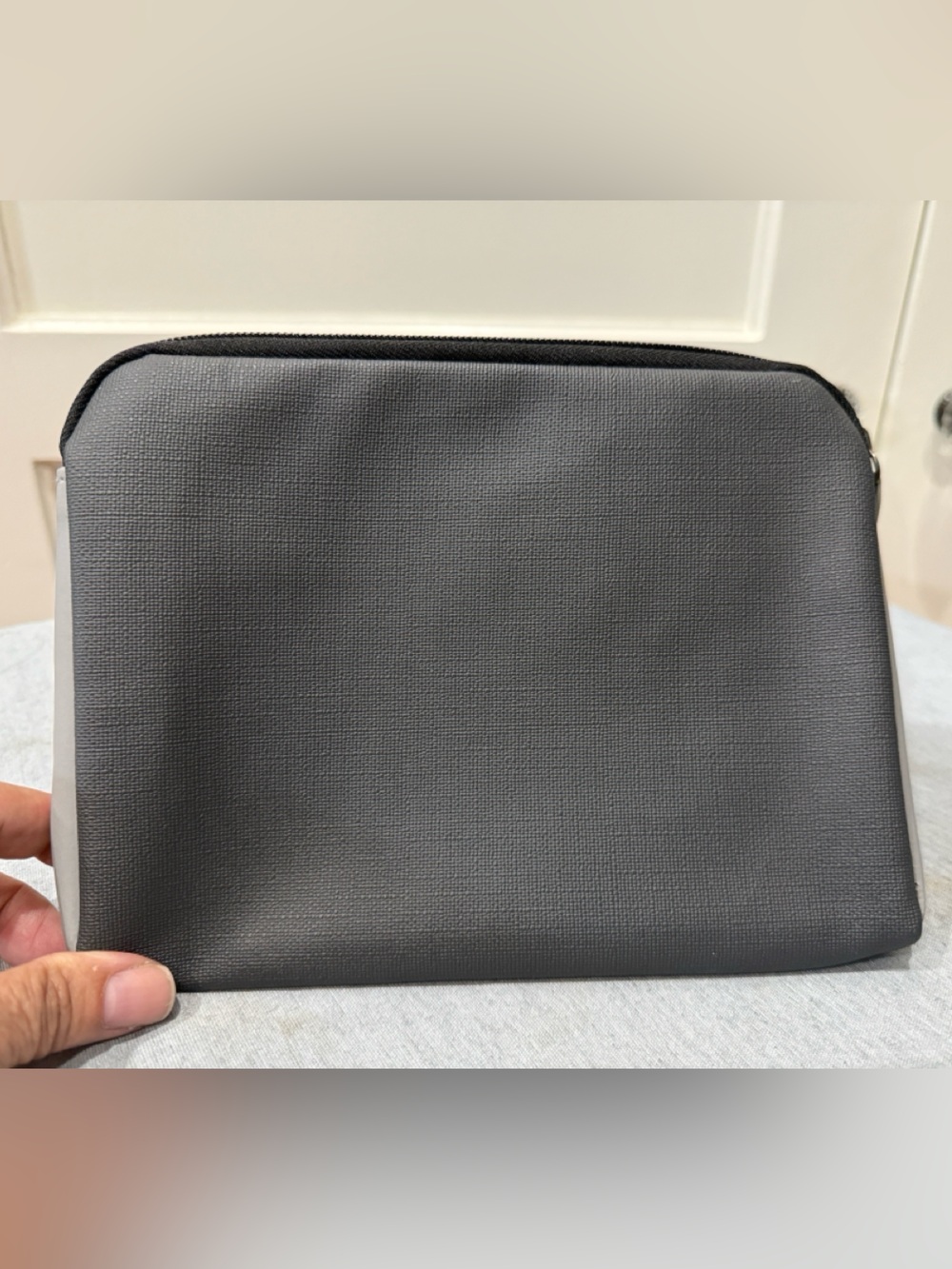 Tumi for Delta Air Lines Two-Tone Gray Travel Amenity Pouch | Toiletry Bag - Picture 2 of 4